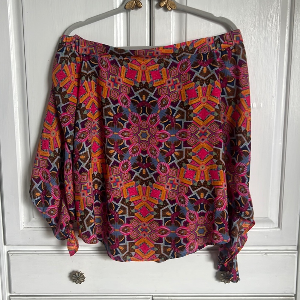 VERY pretty, flowy off the shoulders blouse